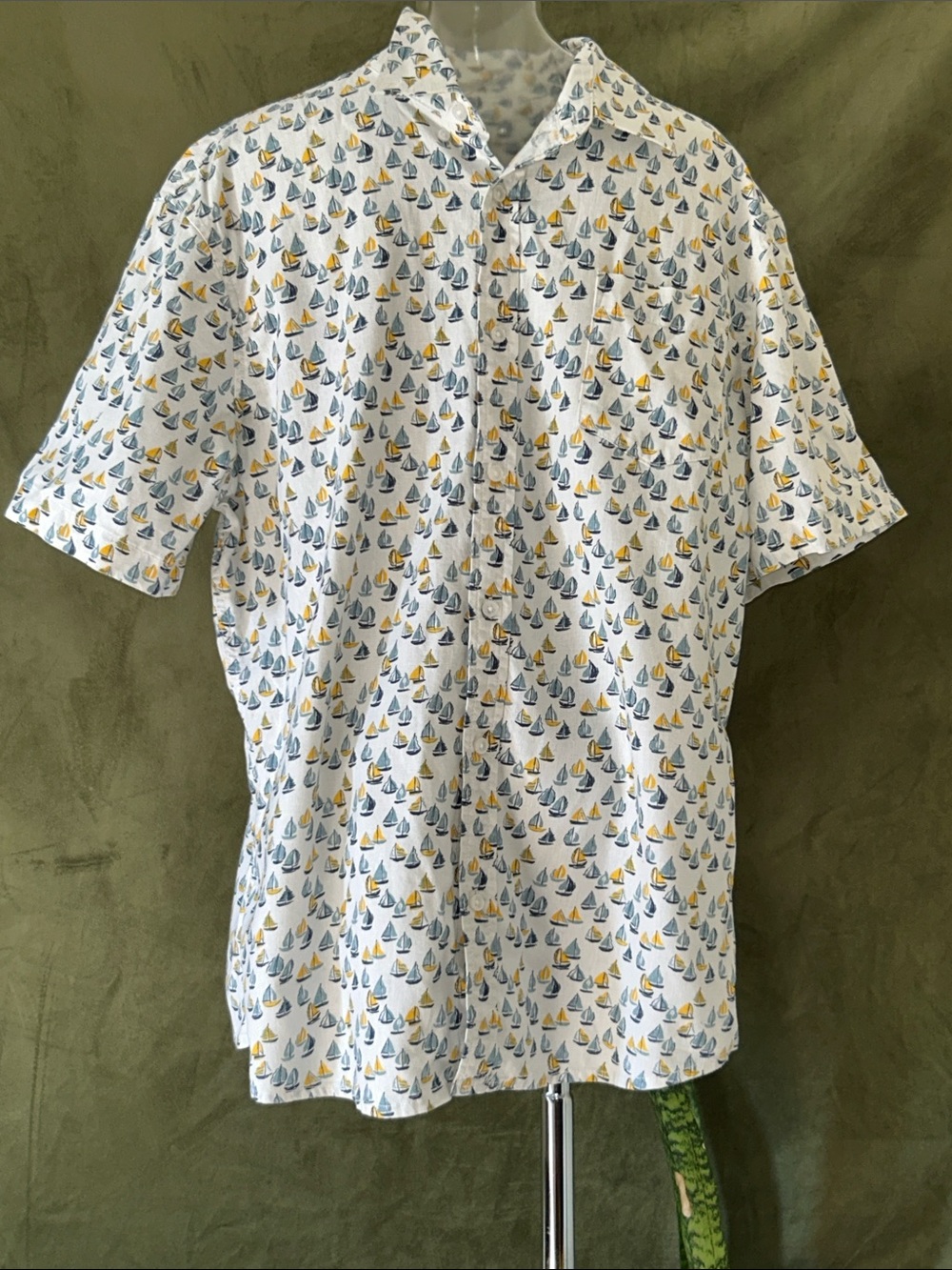 14th & Union White Short-Sleeve Button-Up Shirt with Blue & Yellow Sailboats